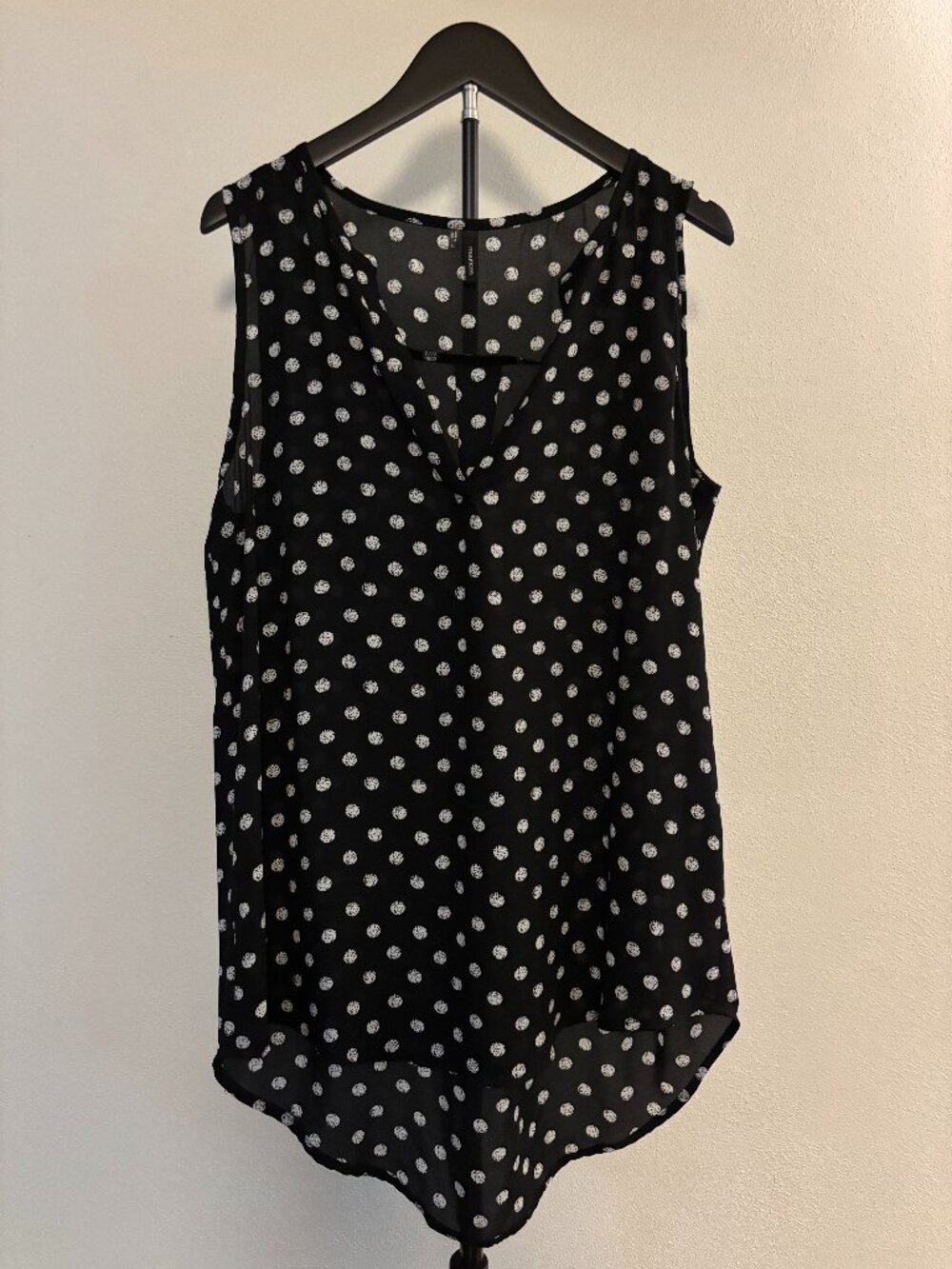 Maurices v-neck no sleeve polka dot top size large